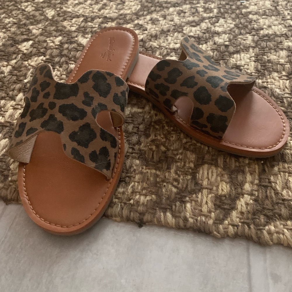 Universal Thread Sandals size 8